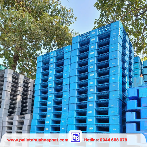 Pallet nhựa nguyên sinh có màu xanh bóng đẹp mịn