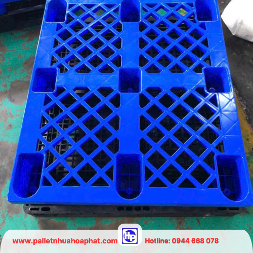 Pallet nhựa chân cốc tại Tân Phú