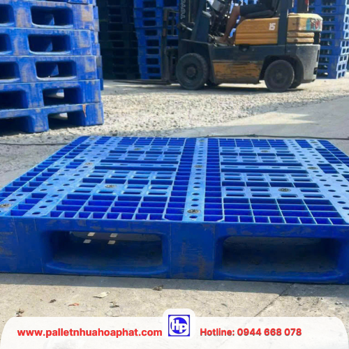 Pallet nhựa cũ kê hàng lên kệ