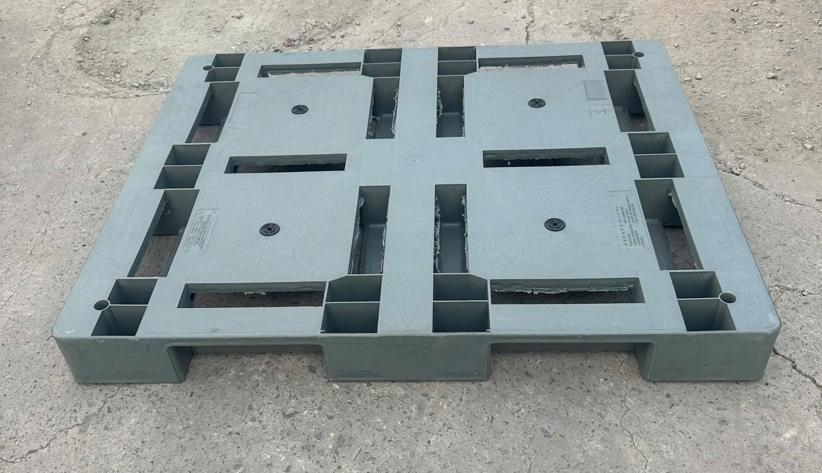Lợi ích nổi bật khi sử dụng pallet đa dạng màu