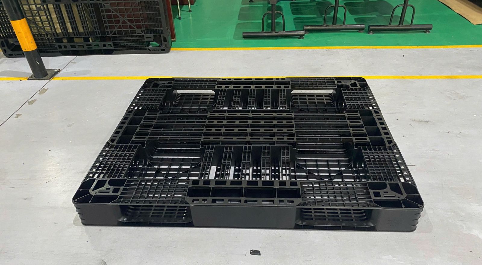 Tại sao doanh nghiệp nên đầu tư pallet kê kho giá rẻ?