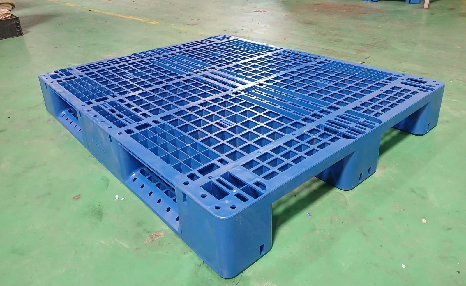 Pallet nhựa lót sàn – Giải pháp tối ưu cho kho hàng