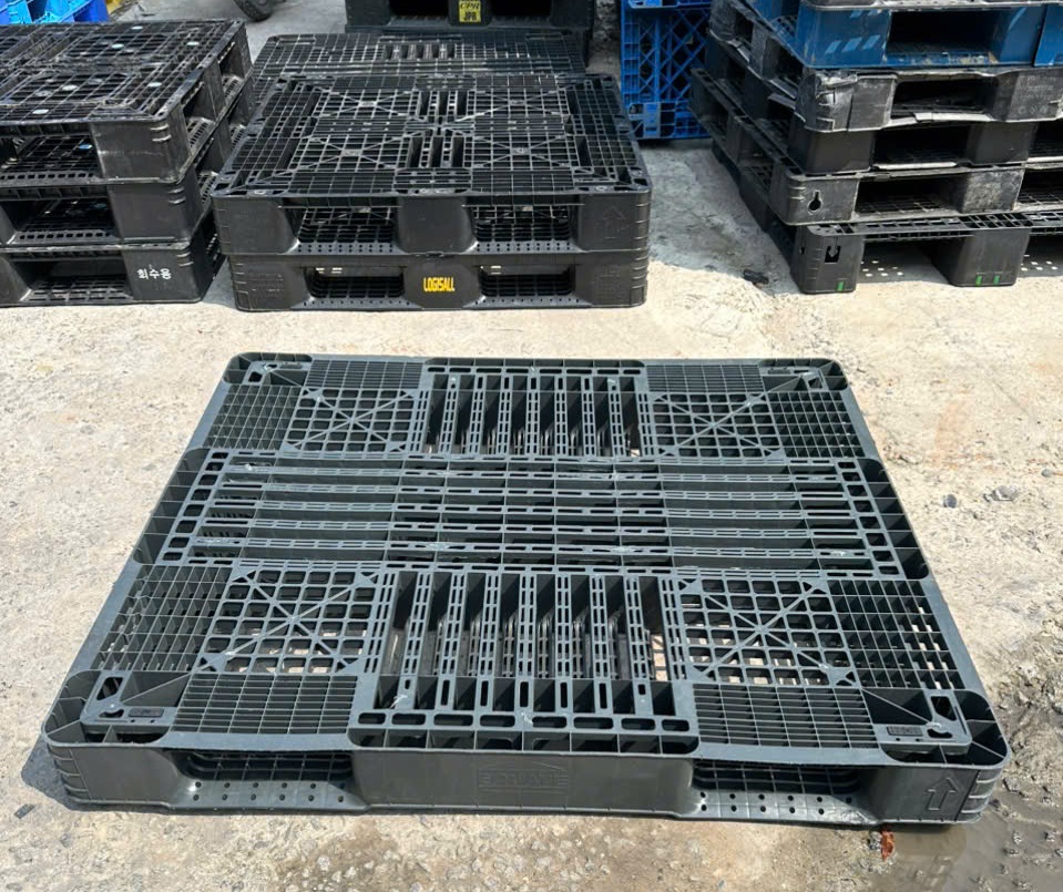 Tầm quan trọng của pallet nhựa trong việc chuẩn hóa không gian nhà xưởng