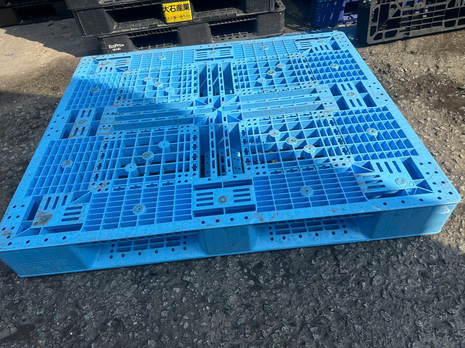 Ứng dụng thực tế của pallet nhựa chống ẩm trong đời sống