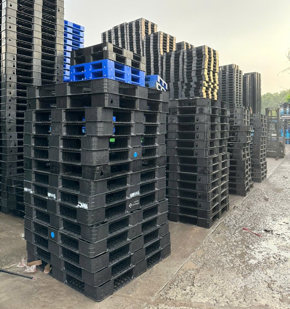 Tại sao kho bãi cần pallet có khả năng chống trơn trượt?