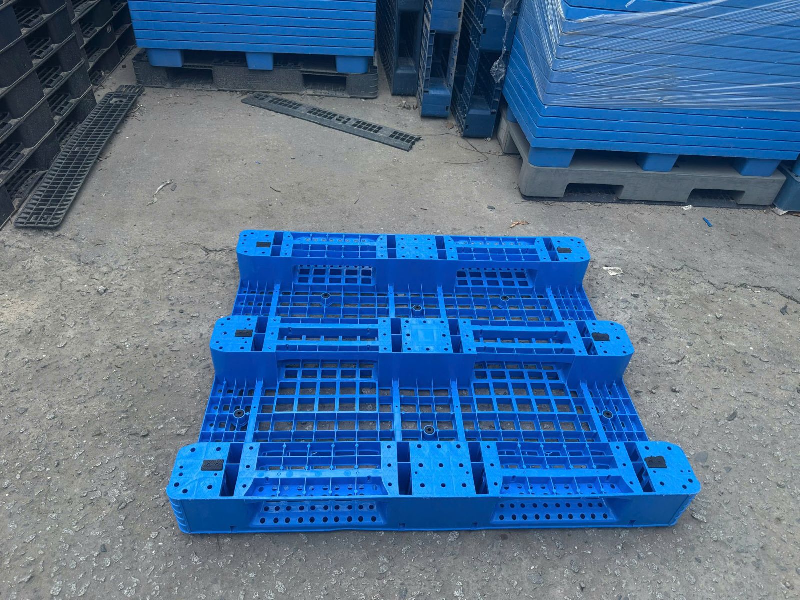 Các yếu tố cốt lõi định nghĩa một tấm pallet nhựa công nghiệp bền