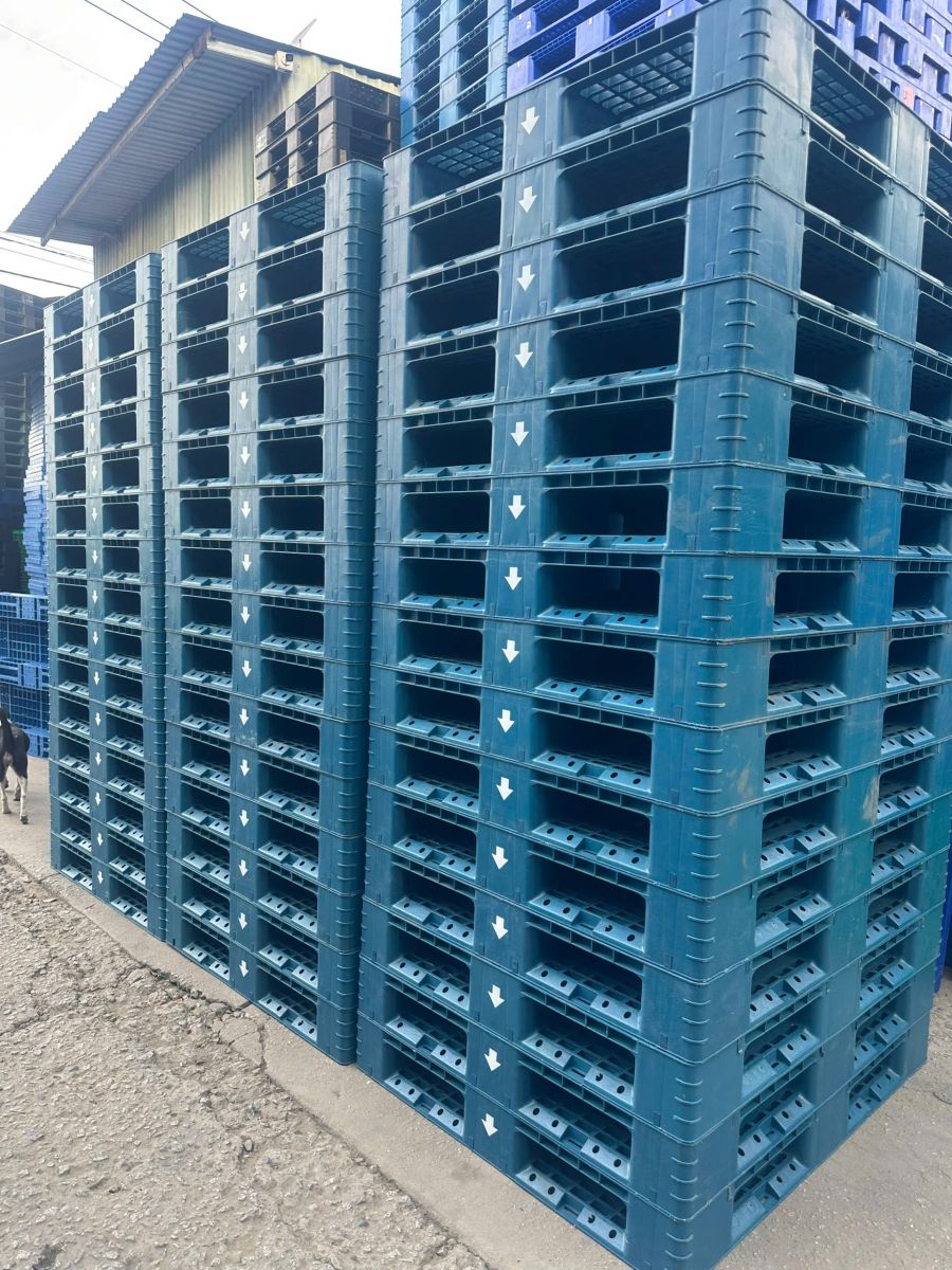 Tại sao môi trường công nghiệp nặng bắt buộc phải sử dụng pallet siêu bền?