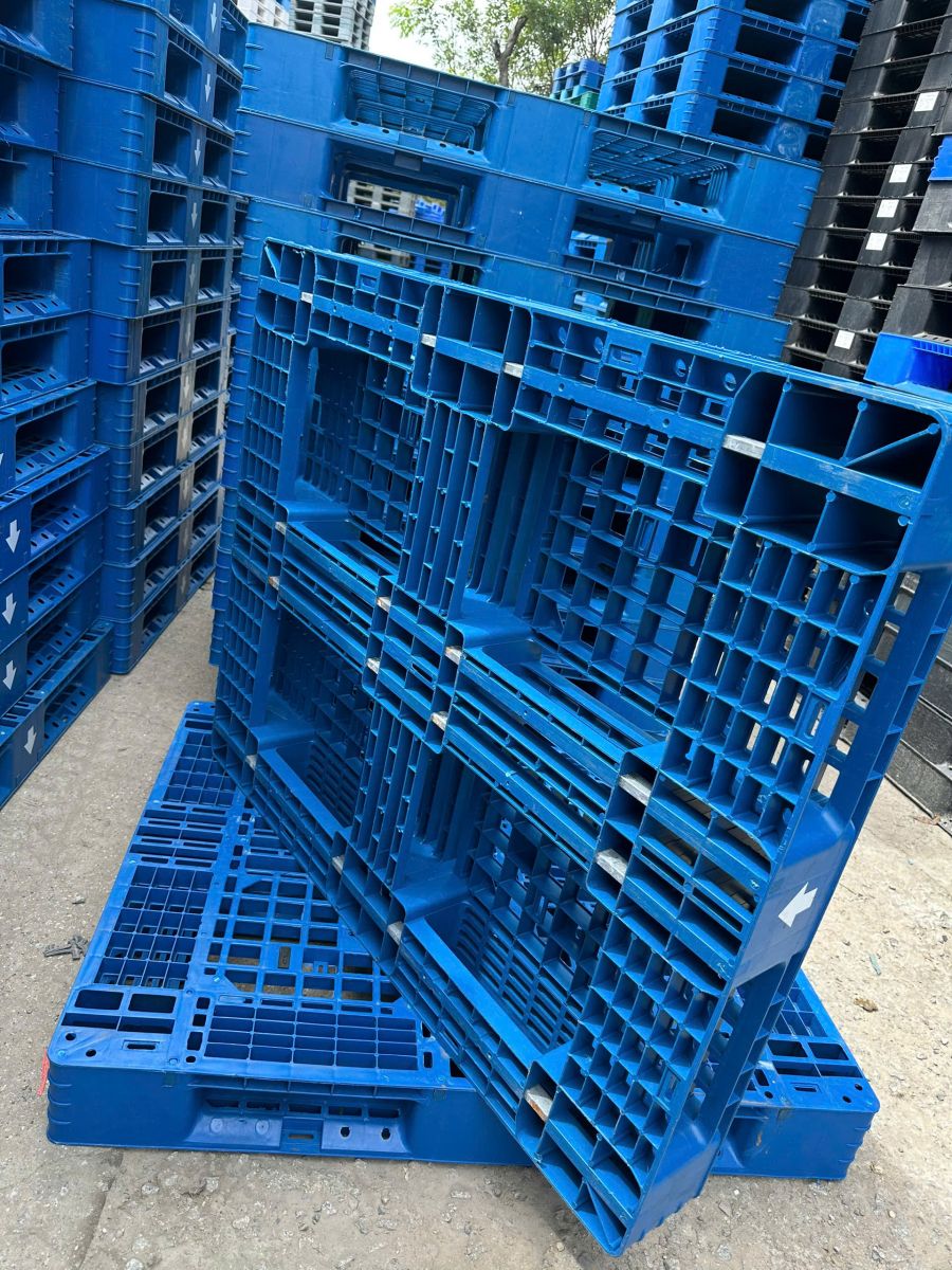 Nhược điểm của pallet nhựa cũ bạn cần lưu ý