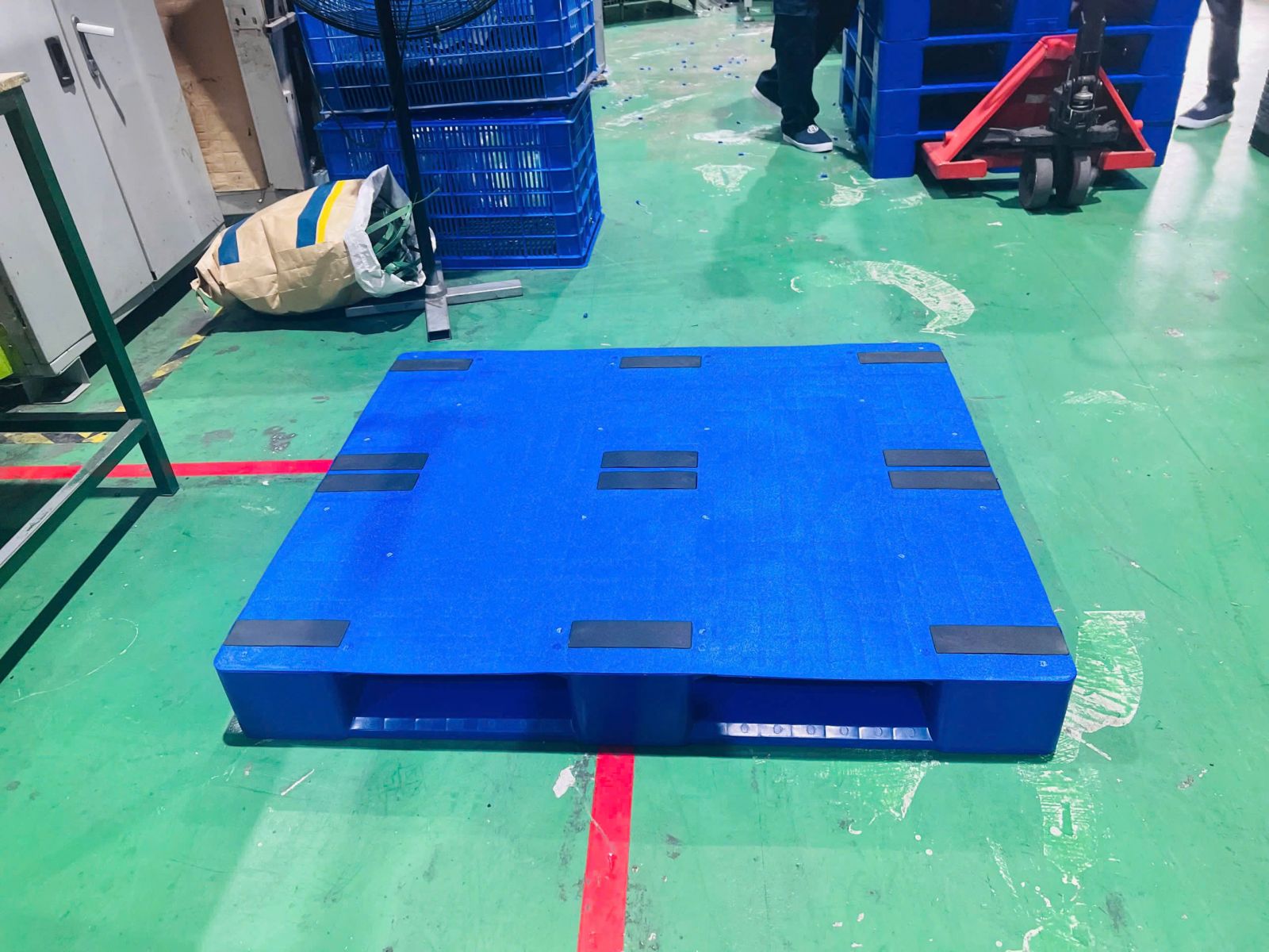 Pallet nhựa mới mang đến sự đồng bộ cho kho bãi hiện đại