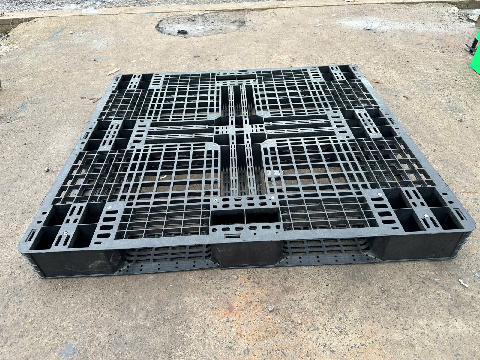 Đặt hàng pallet nhựa xanh chất lượng cao giá tại xưởng Hoà Phát Plastic