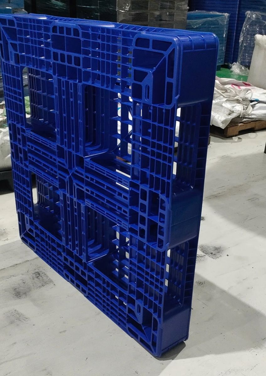 So sánh pallet nhựa xanh và pallet gỗ – đâu là lựa chọn thông minh?