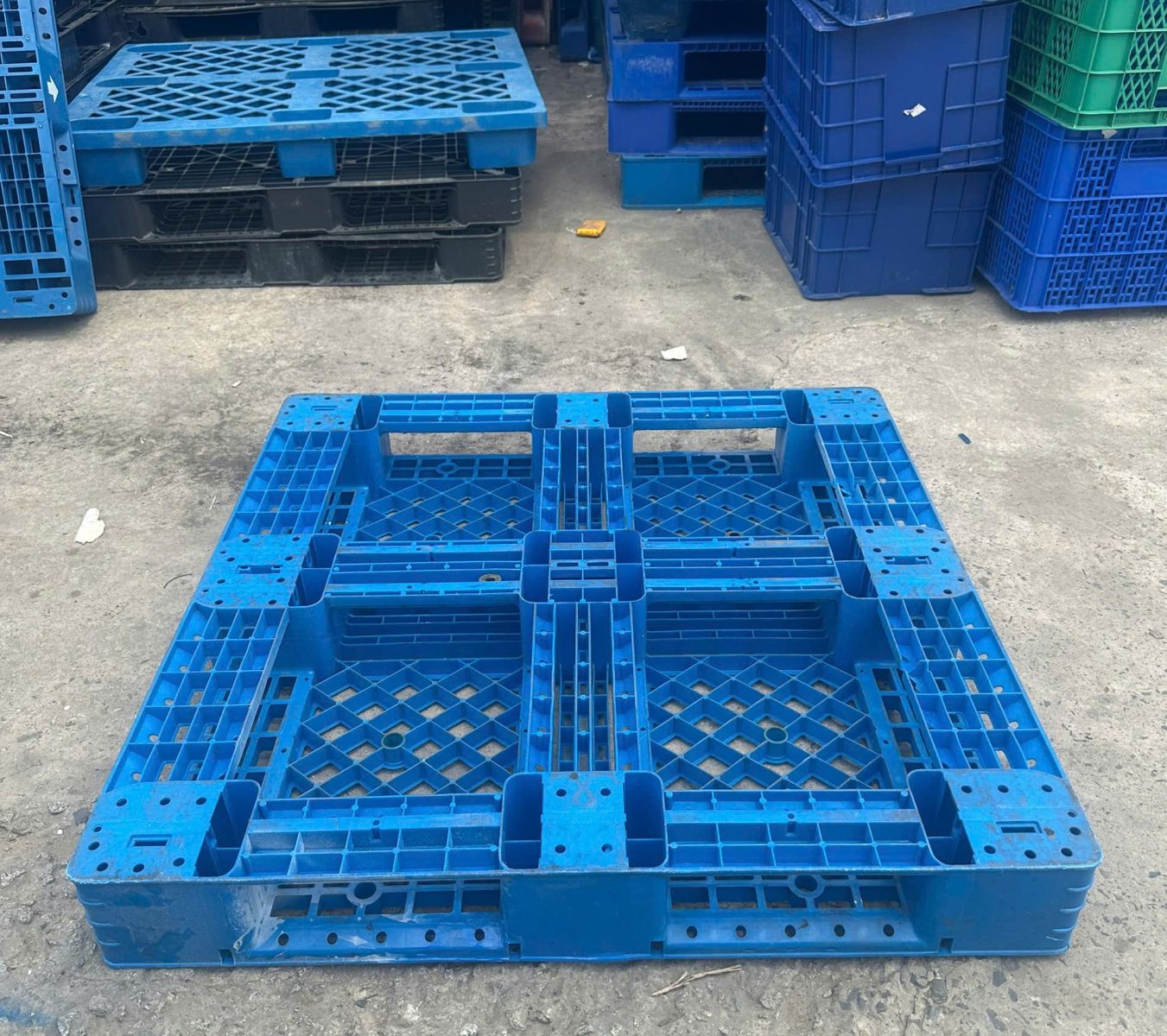 Những quy chuẩn logistics toàn cầu gắn liền với tấm pallet màu xanh