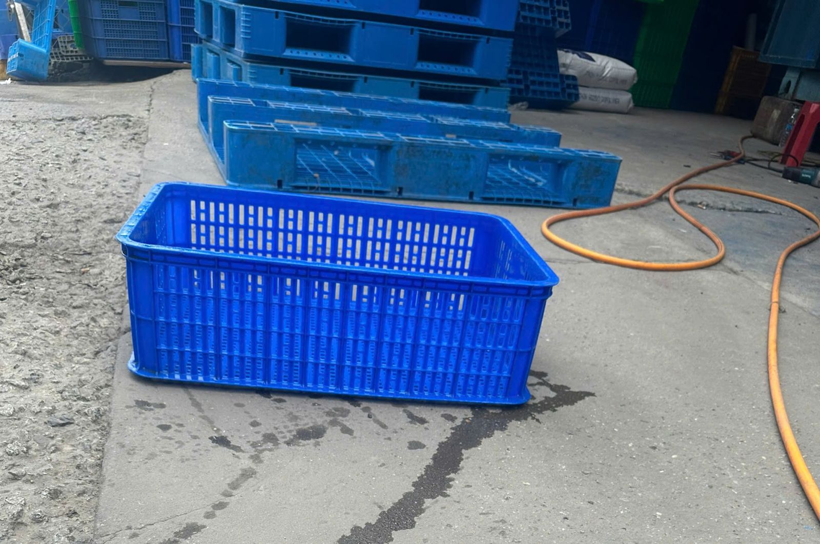 Ưu điểm nổi bật của sóng nhựa đặc bền so với các loại thùng khác