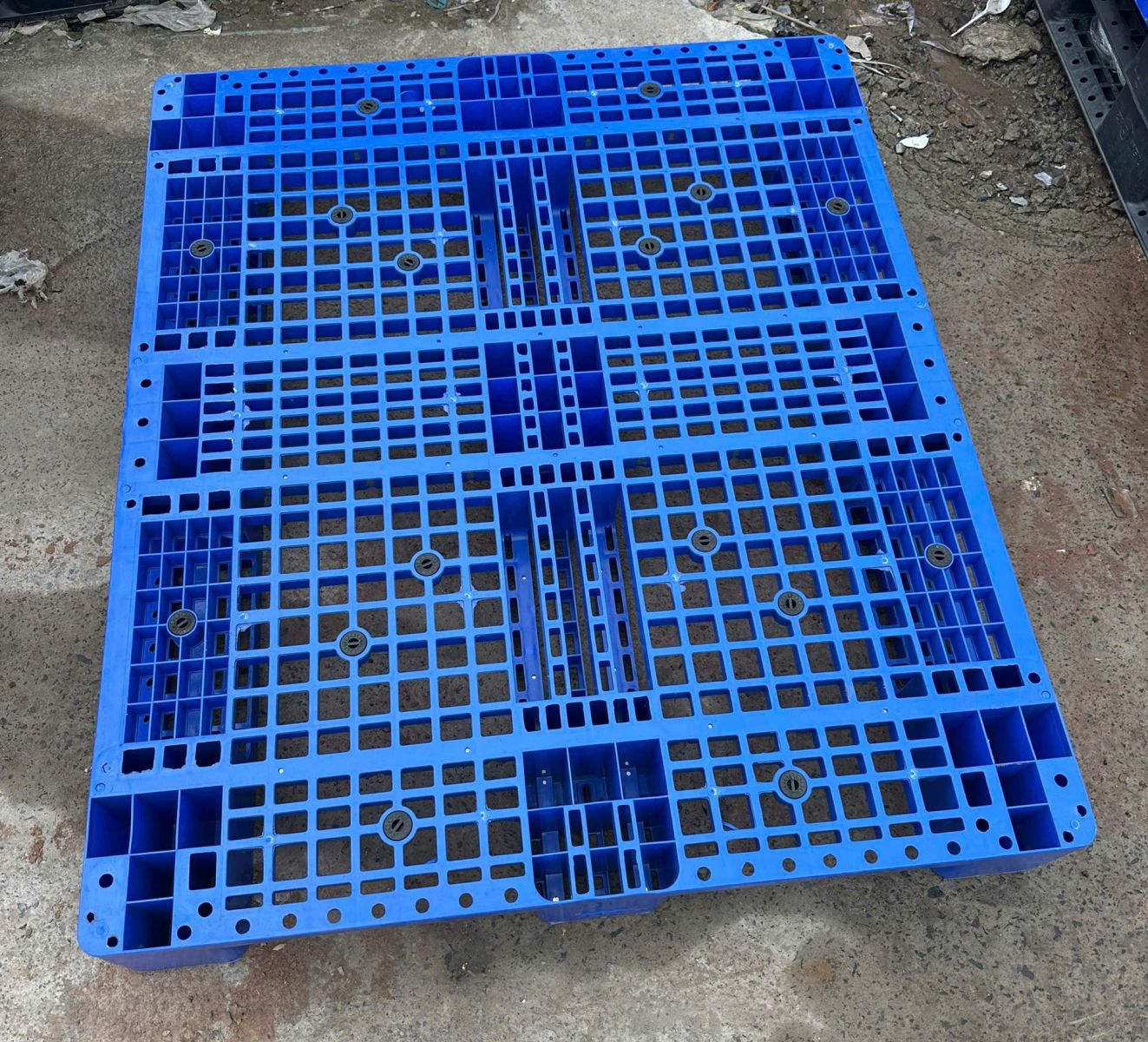 Tồn đọng pallet trong nhà máy linh kiện điện tử và giải pháp.