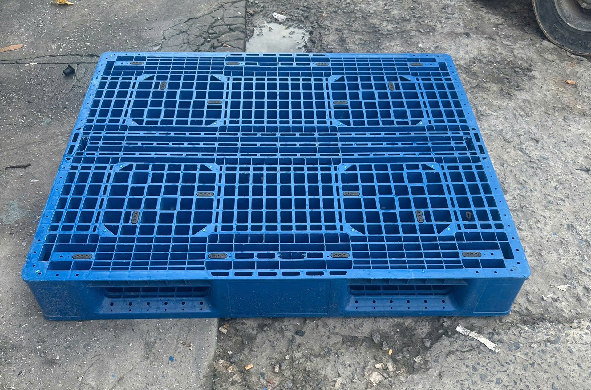 Giải Pháp Tối Ưu Chi Phí Kho Bãi Không Thể Bỏ Qua Chính Là Dùng Pallet Nhựa Giá Rẻ