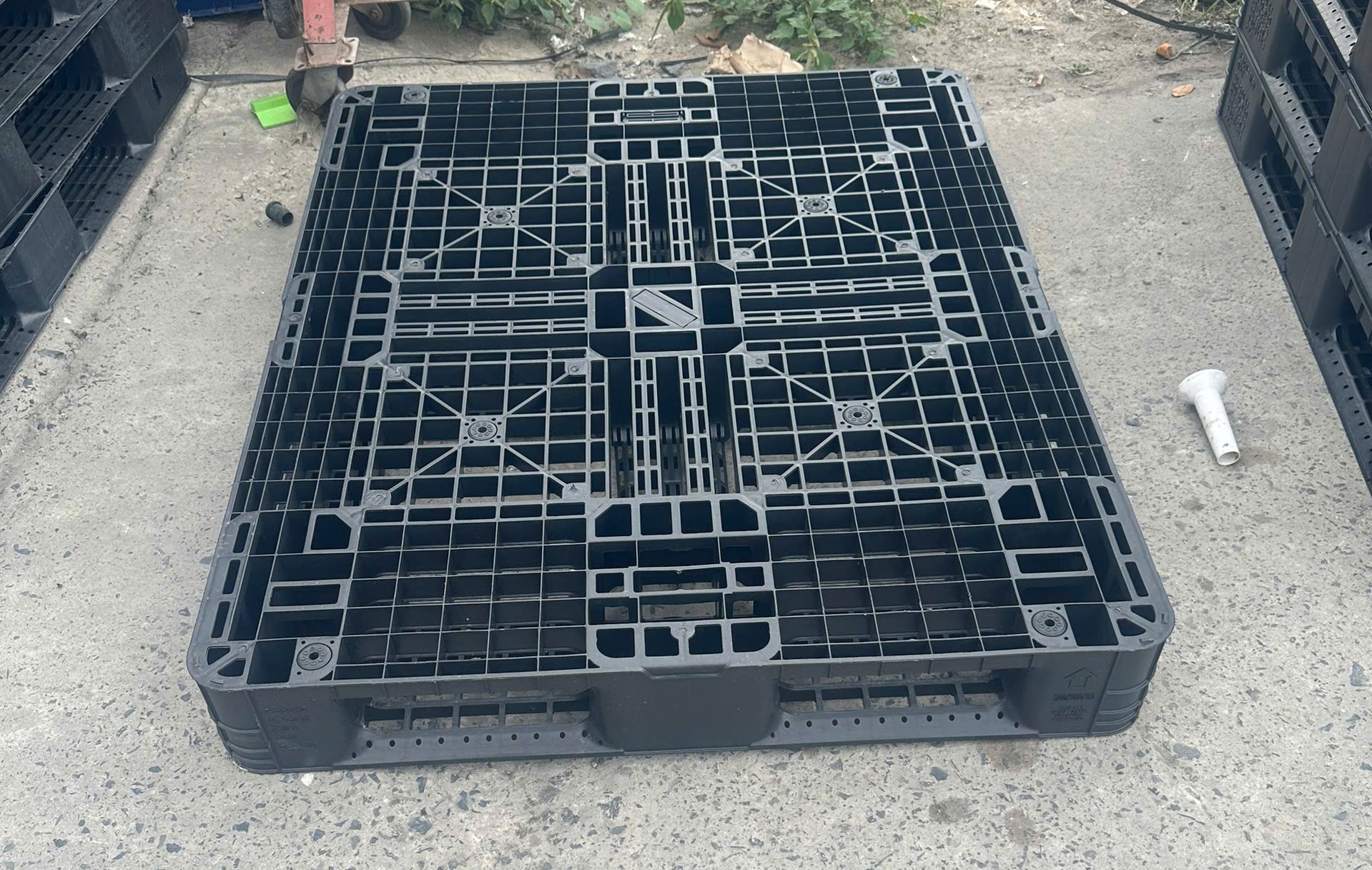 Pallet Nhựa Kê Hàng Chịu Tải Cao Cho Kho Bãi Nông Sản & Công Nghiệp