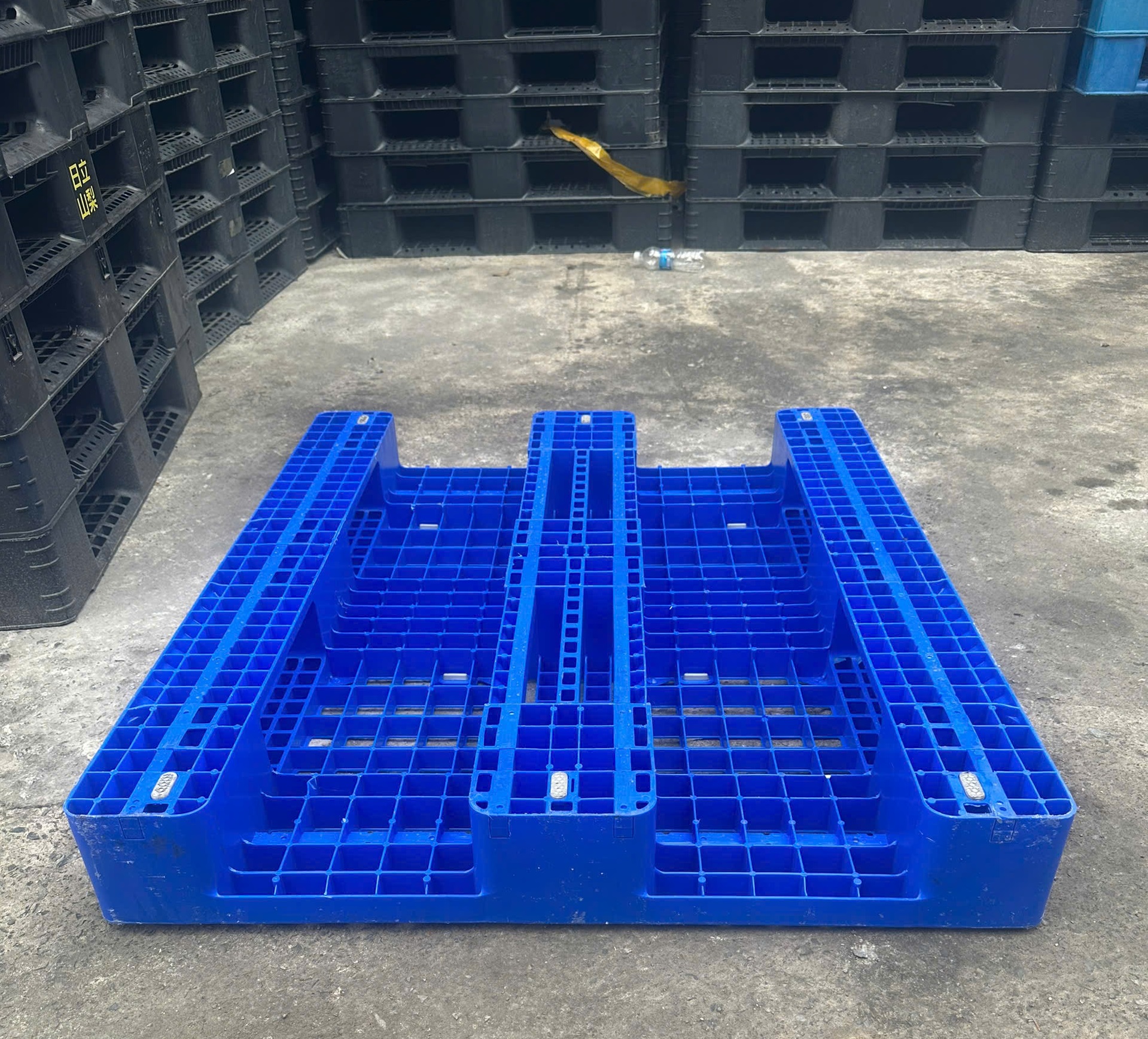 Pallet Nhựa Tải Trọng Cao – Giải Pháp Nâng Đỡ Hàng Nặng Khối Lượng Lớn